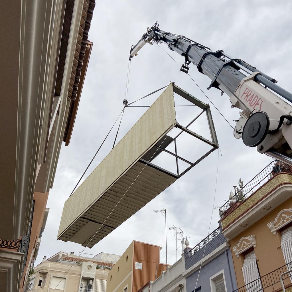 CASA CON CONTENEDORES